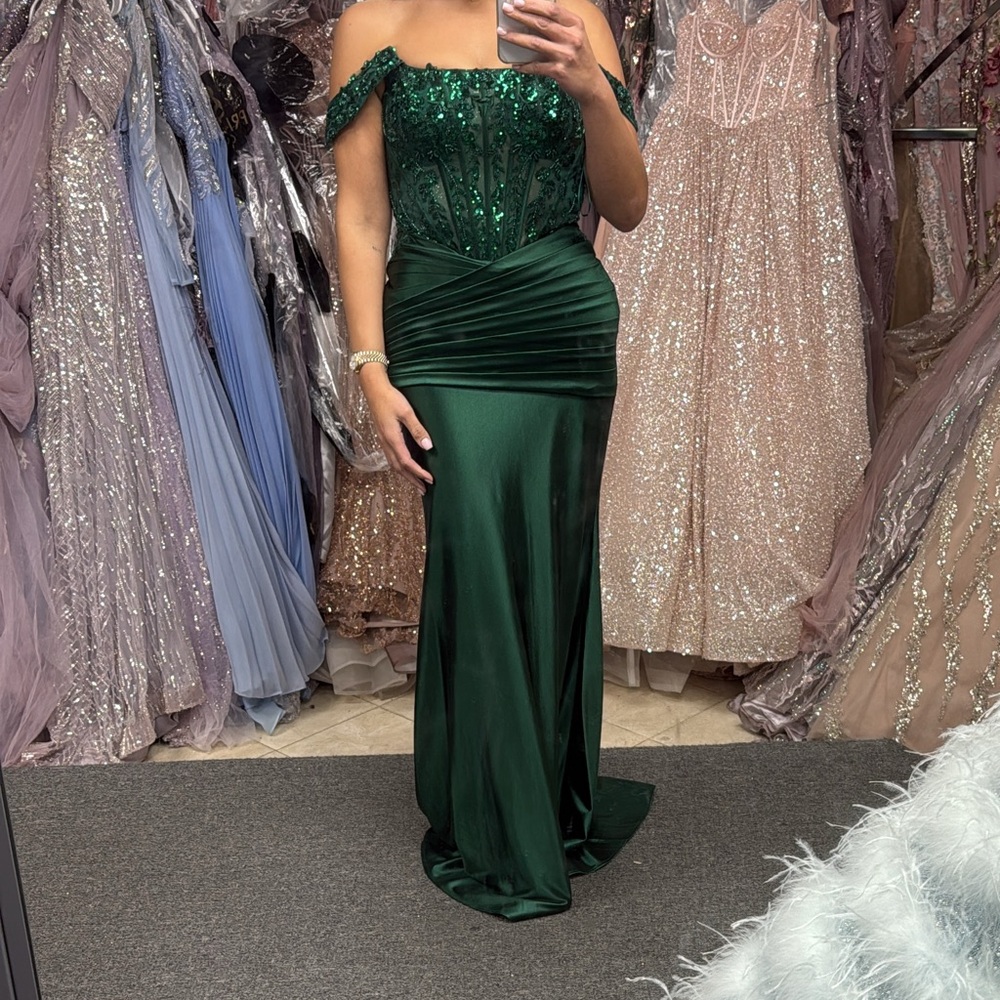 Elegant Green Off-Shoulder Evening Dress